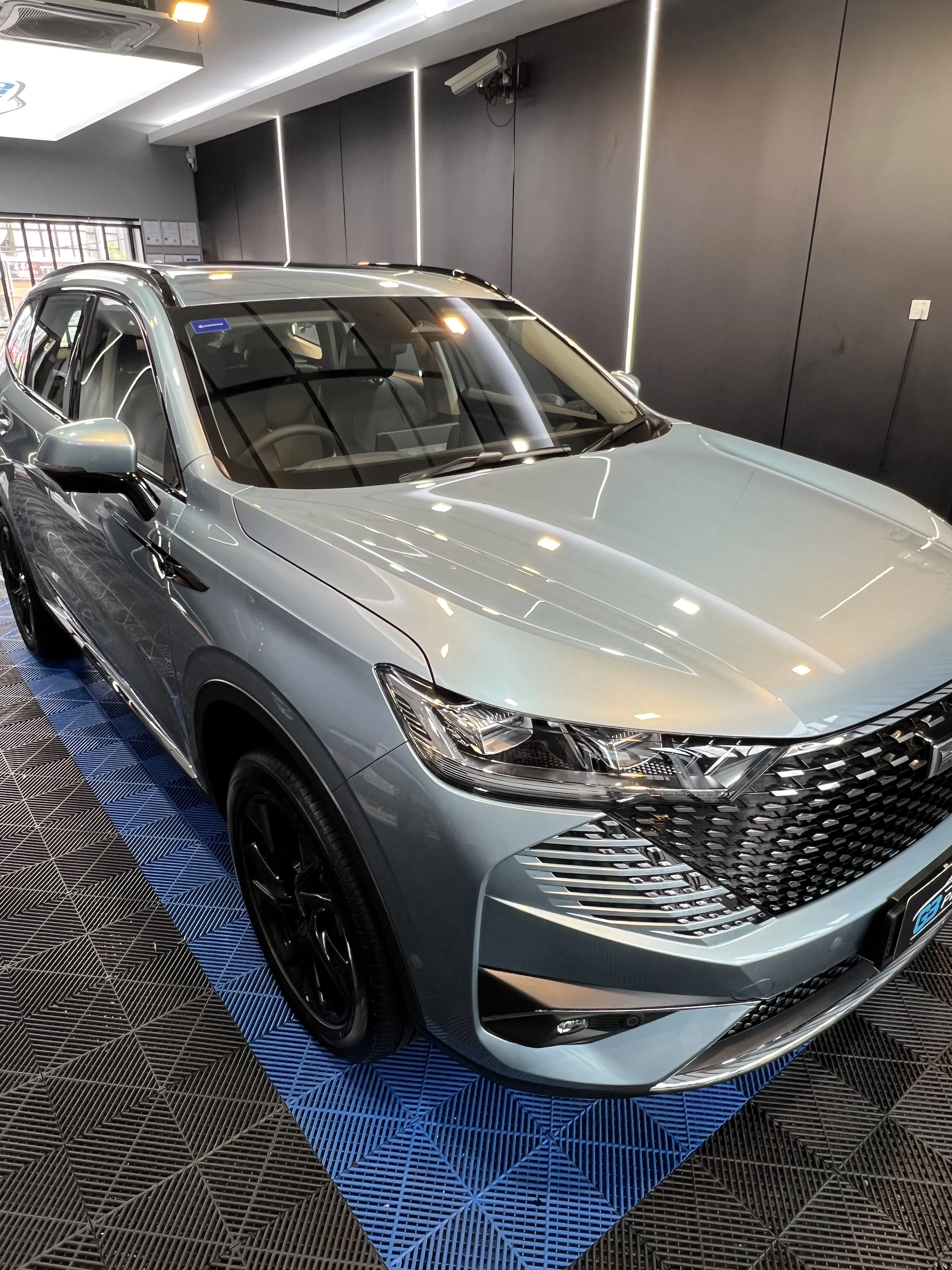 G3 门店实拍：浅蓝色 SUV 的前挡风玻璃与侧窗
